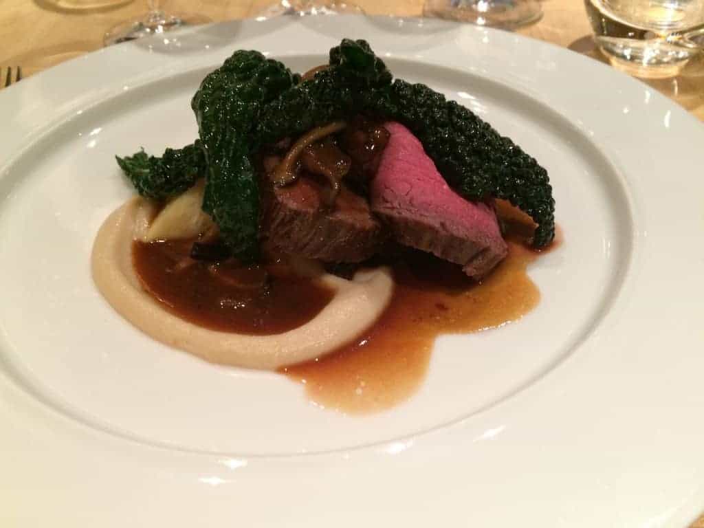 Krogmodnet oksetykstegsfilet fra Grambogaard med sauce gastrique, røget og karamelliseret selleri, stegte svampe og palmekål