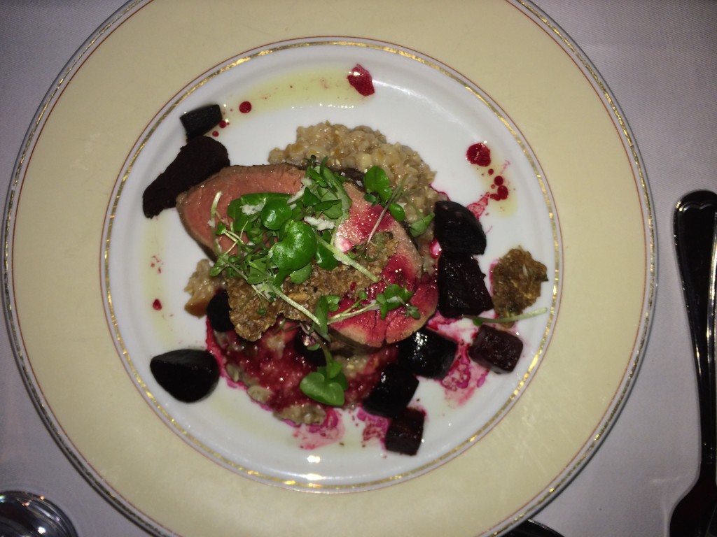 Oksetournedos med langtidsbagte rødbeder i æbleeddike serveret med grød af ristet korn med krydderurter og peberrod.