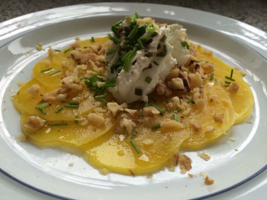 Gylden bede carpaccio med rygeost og valnødder
