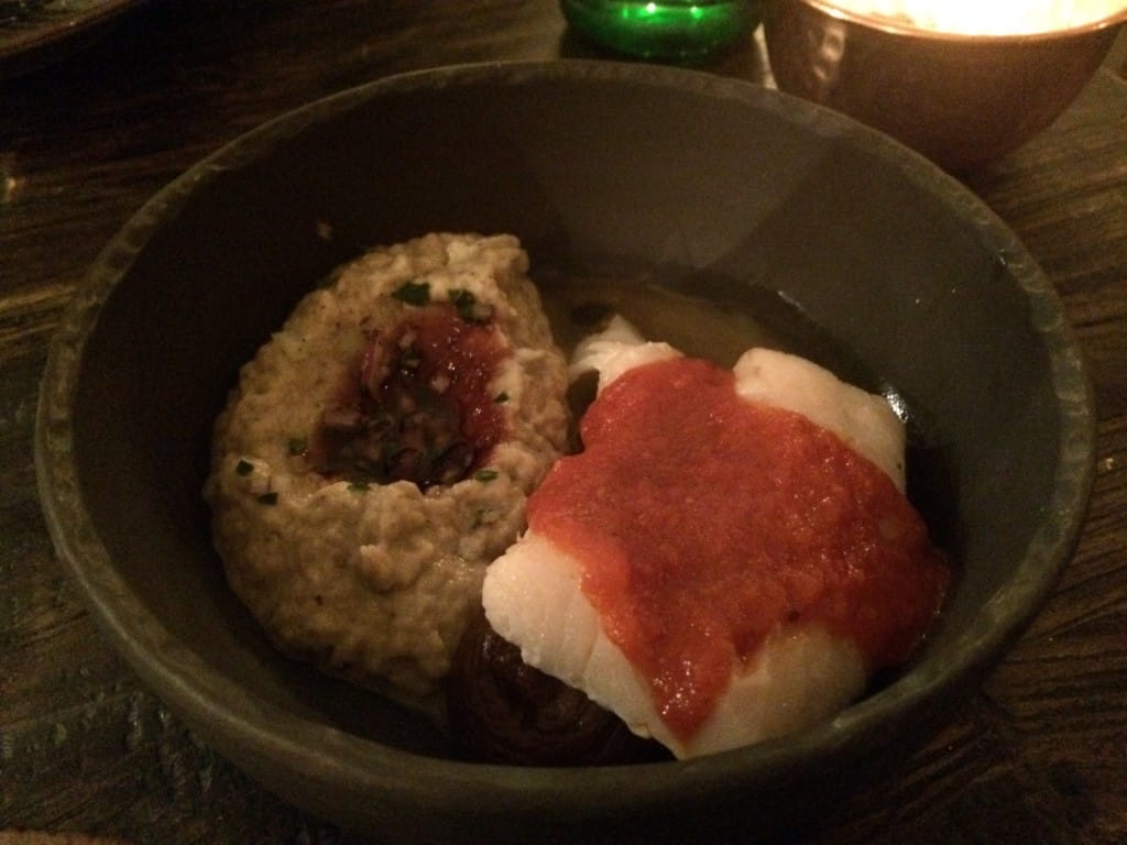 samaka mashawii (ovnbagt fisk med tomat) med daddelkompot og baba ghanouj (auberginemos med hvidløg og tahini) med granatæblesirup.