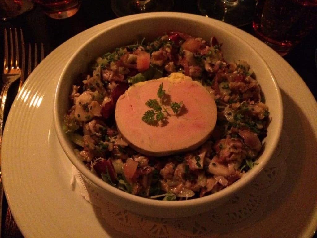 foie gras terrine på en salat med syltede kastanjer, tørret andebryst, valnødder, svampe, bladselleri og tomat