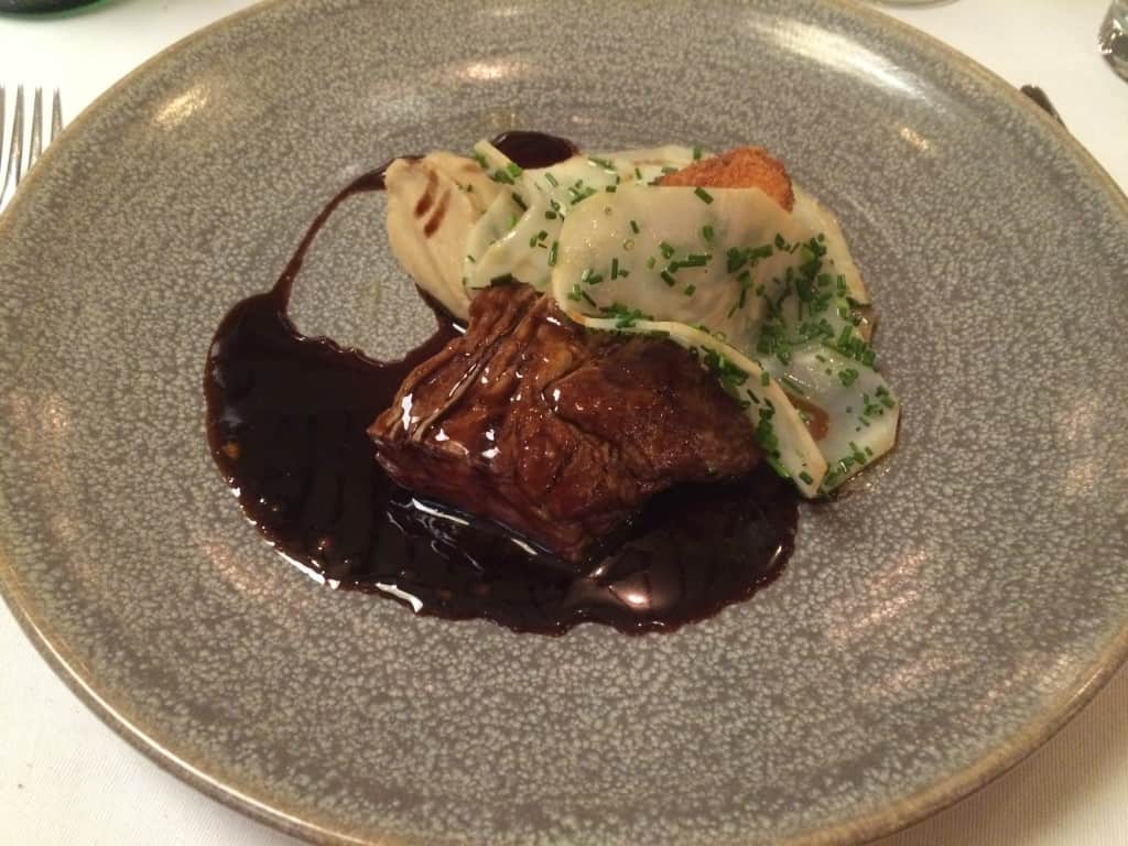 kalvemørbrad med urter, stegt polenta rørt med flødeost, brunet selleripuré, fintskåret marineret knoldselleri og en rødvinsauce med citrontimian