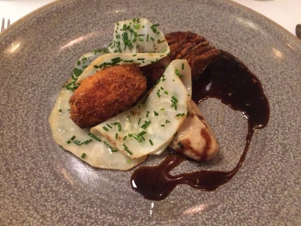 kalvemørbrad med urter, stegt polenta rørt med flødeost, brunet selleripuré, fintskåret marineret knoldselleri og en rødvinsauce med citrontimian