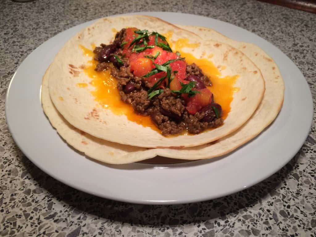 Åben burrito med krydret oksekød og mango relish