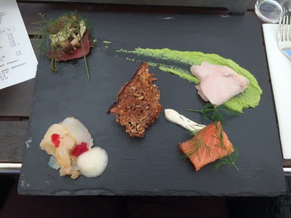 Hellefisk med ølskum, råmarineret laks, pulled pork, kamsteg med ærtepuré og oksefilet med karl-johan svampe