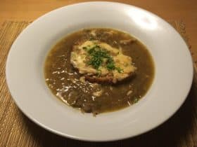 Løg- og porresuppe