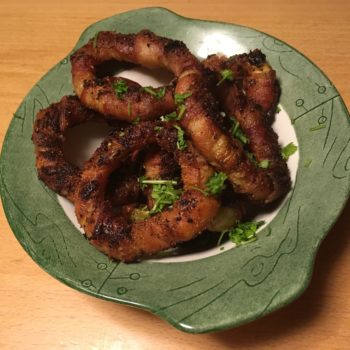 Baconsvøbte løgringe