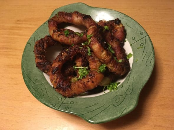 Baconsvøbte løgringe