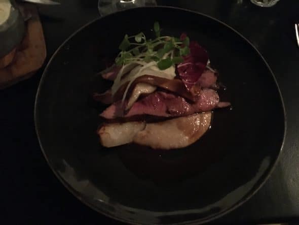 Grillet rådyr med jordskokpuré, kejserhatte, portvinsglace, crudité radicchiosalat og røget jordskokke