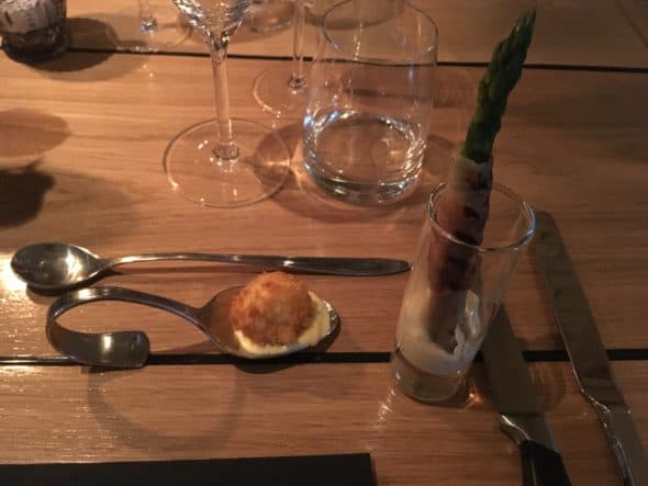 Parmesansticks med estragon-creme Asparges med Skagen-skinke og ansjos-creme Panerede vagtel-æg med mayo