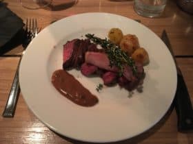 Hangers Steak aka Onglet fra Uruguay
Økologisk løg-kompot med ristede kartofler
Madagascar pebersauce