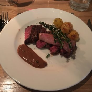 Hangers Steak aka Onglet fra Uruguay
Økologisk løg-kompot med ristede kartofler
Madagascar pebersauce