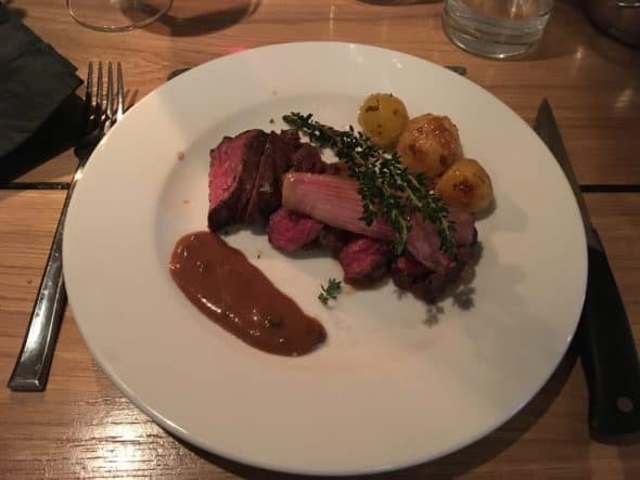 Hangers Steak aka Onglet fra Uruguay
Økologisk løg-kompot med ristede kartofler
Madagascar pebersauce