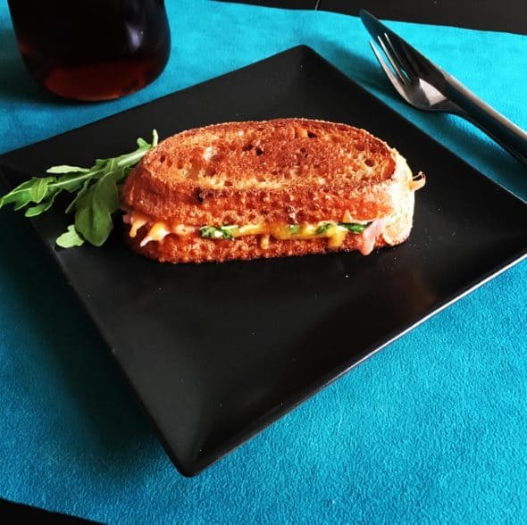 Toast med cheddar, skinke, syltede rødløg, dijonnaise, rocula og soltørrede tomater