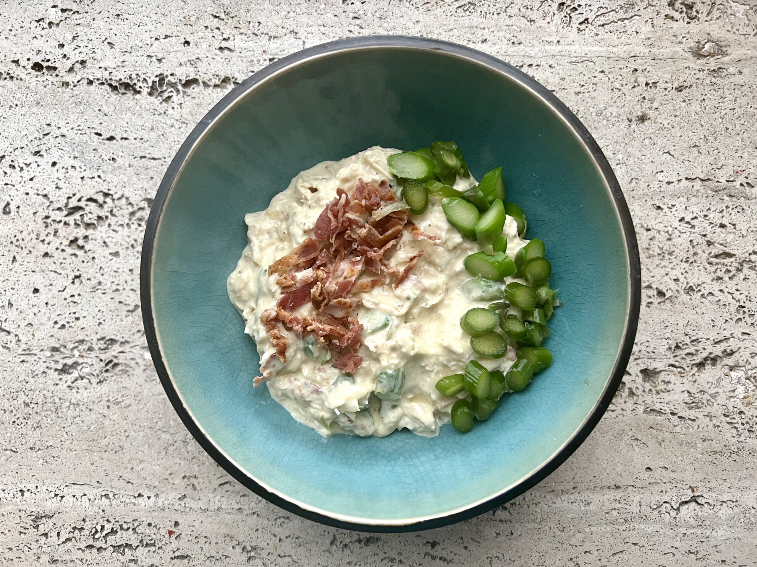 Hønsesalat med bacon og grønne asparges